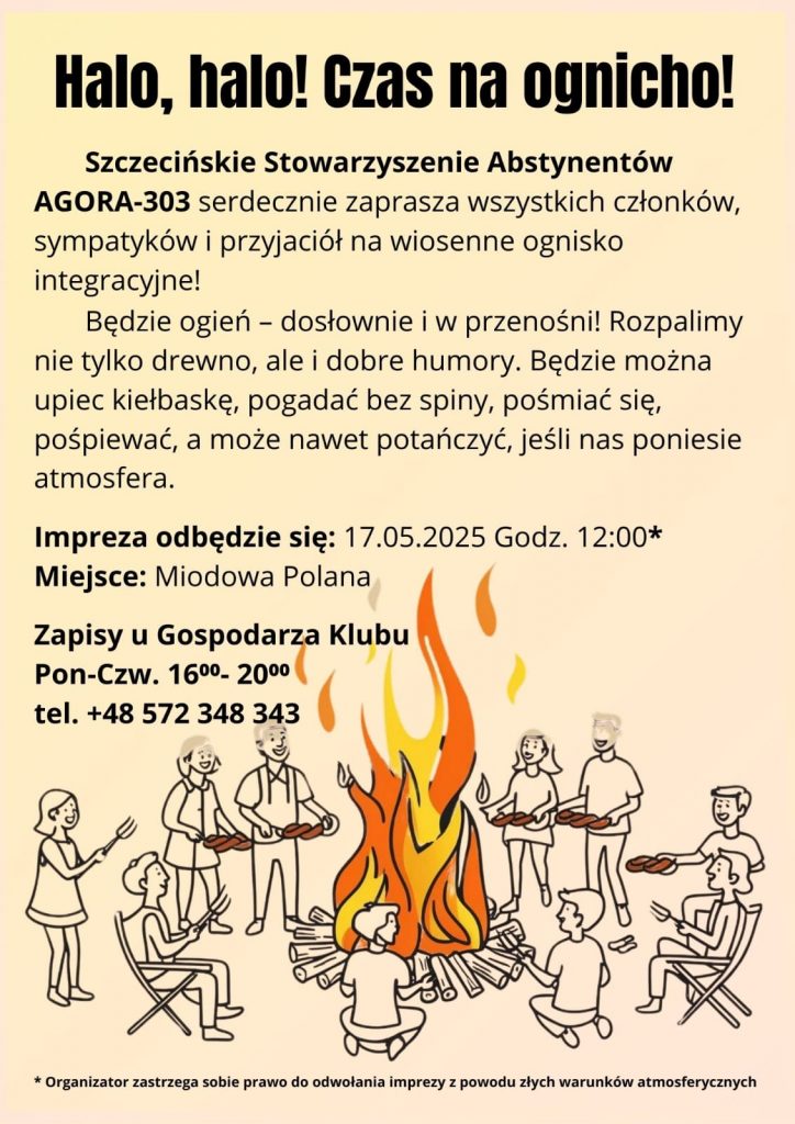 Grupa ludzi stojąca wokół ogniska i trzymająca kiełbaski gotowe do pieczenia